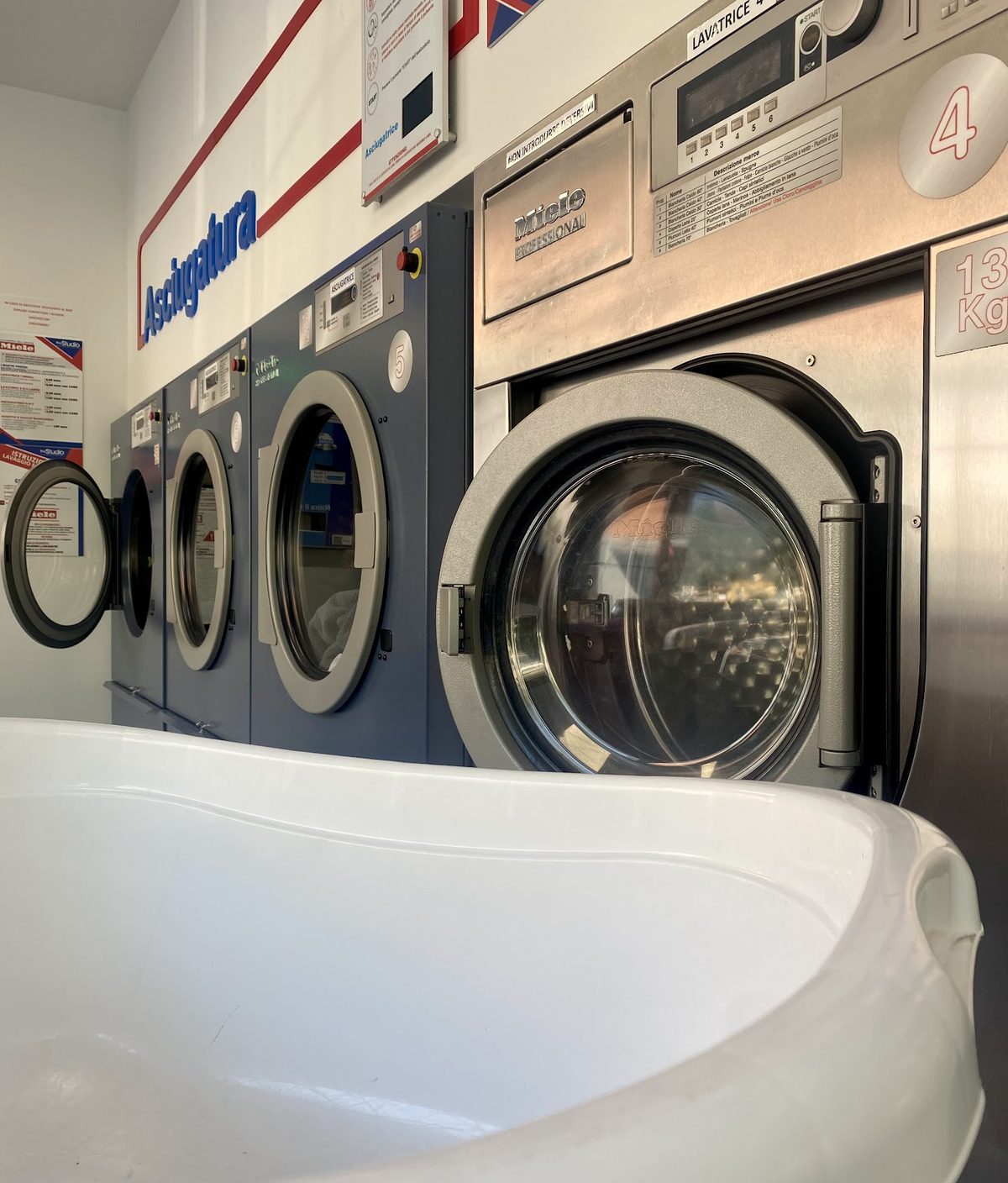 Lavanderia Self Miele — lavatrici professionali